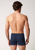 Rückansicht von einem Herren-Model, das HU navy baumwolle Pants mit Eingriff trägt