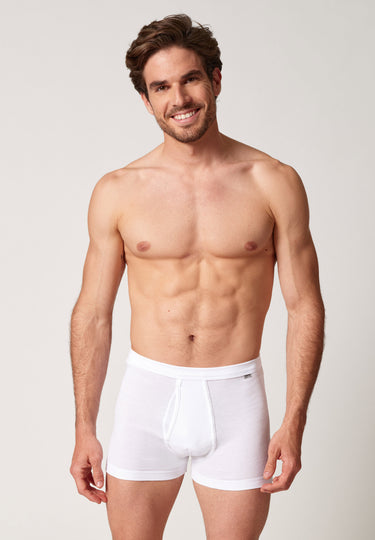 Vorderansicht von einem Herren-Model, das HU white baumwolle Pants mit Eingriff trägt