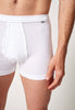 Nahaufnahme von einem Herren-Model, das HU white baumwolle Pants mit Eingriff trägt