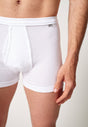 Nahaufnahme von einem Herren-Model, das HU white baumwolle Pants mit Eingriff trägt