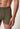 Nahaufnahme von einem Herren-Model, das HU military baumwolle Pants mit Eingriff trägt