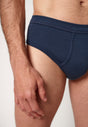 Nahaufnahme von einem Herren-Model, das HU navy baumwolle Slip mit Eingriff trägt