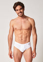 Vorderansicht von einem Herren-Model, das HU white baumwolle Slip mit Eingriff trägt