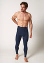 Vorderansicht von einem Herren-Model, das HU navy baumwolle Pants lang mit Eingriff trägt
