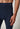 Nahaufnahme von einem Herren-Model, das HU navy baumwolle Pants lang mit Eingriff trägt