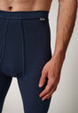 Nahaufnahme von einem Herren-Model, das HU navy baumwolle Pants lang mit Eingriff trägt
