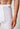 Nahaufnahme von einem Herren-Model, das HU white baumwolle Pants lang mit Eingriff trägt