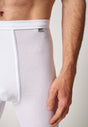 Nahaufnahme von einem Herren-Model, das HU white baumwolle Pants lang mit Eingriff trägt
