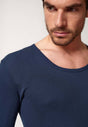 Nahaufnahme von einem Herren-Model, das HU navy baumwolle Shirt langarm trägt