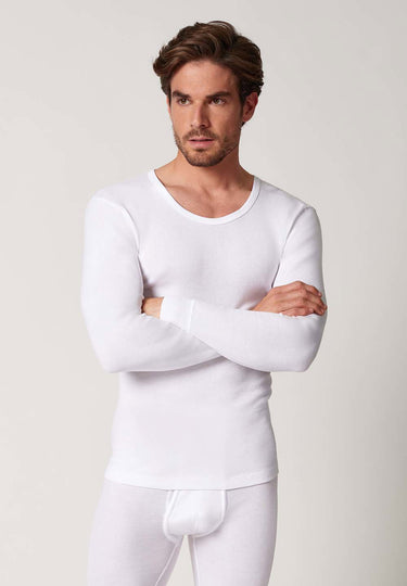 Vorderansicht von einem Herren-Model, das HU white baumwolle Shirt langarm trägt