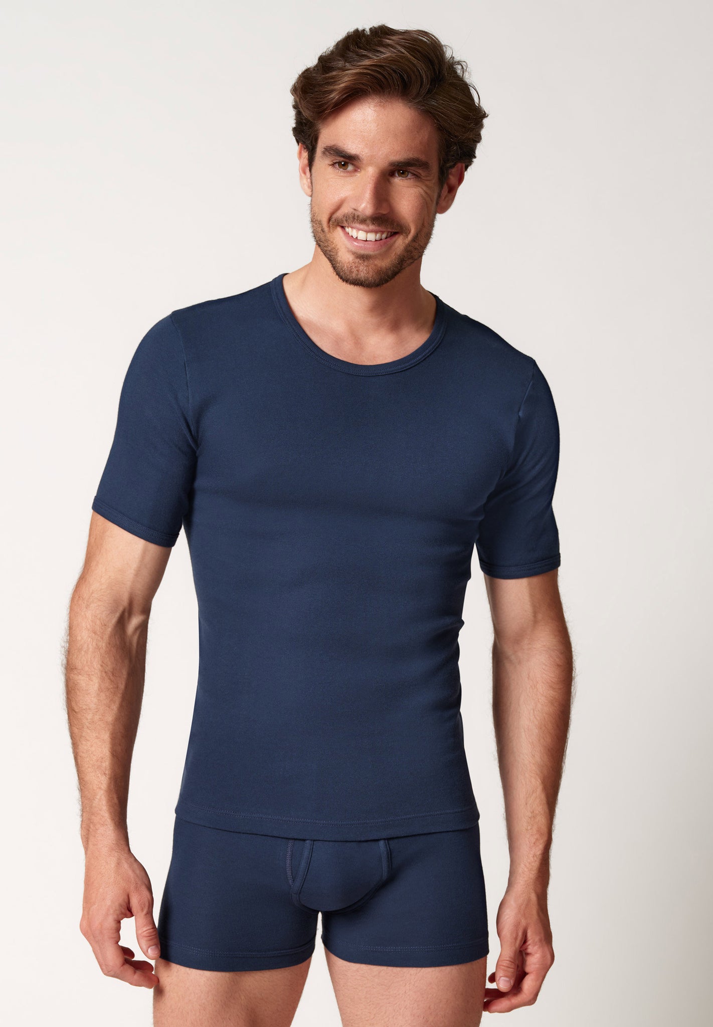 Vorderansicht von einem Herren-Model, das HU navy baumwolle Shirt kurzarm trägt