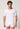 Vorderansicht von einem Herren-Model, das HU white baumwolle Shirt kurzarm trägt