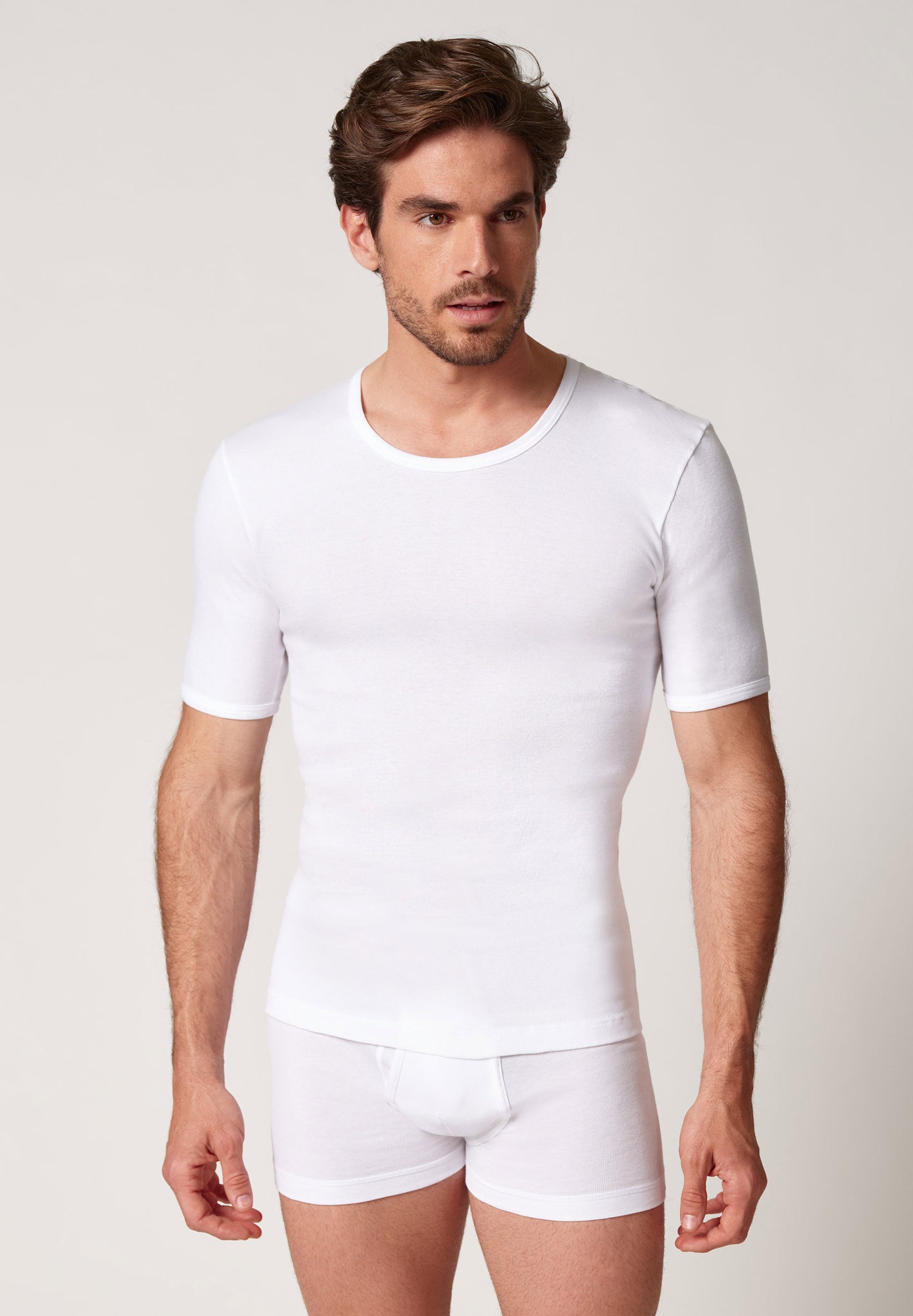 Vorderansicht von einem Herren-Model, das HU white baumwolle Shirt kurzarm trägt