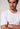 Nahaufnahme von einem Herren-Model, das HU white baumwolle Shirt kurzarm trägt