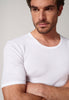Nahaufnahme von einem Herren-Model, das HU white baumwolle Shirt kurzarm trägt