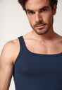 Nahaufnahme von einem Herren-Model, das HU navy baumwolle Tanktop trägt