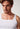 Nahaufnahme von einem Herren-Model, das HU white baumwolle Tanktop trägt