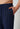 Nahaufnahme von einem Herren-Model, das HU dress blue baumwolle Hose lang trägt