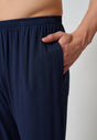 Nahaufnahme von einem Herren-Model, das HU dress blue baumwolle Hose lang trägt