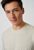 Nahaufnahme von einem Herren-Model, das HU beige melange baumwolle Shirt kurzarm trägt