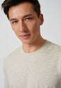 Nahaufnahme von einem Herren-Model, das HU beige melange baumwolle Shirt kurzarm trägt