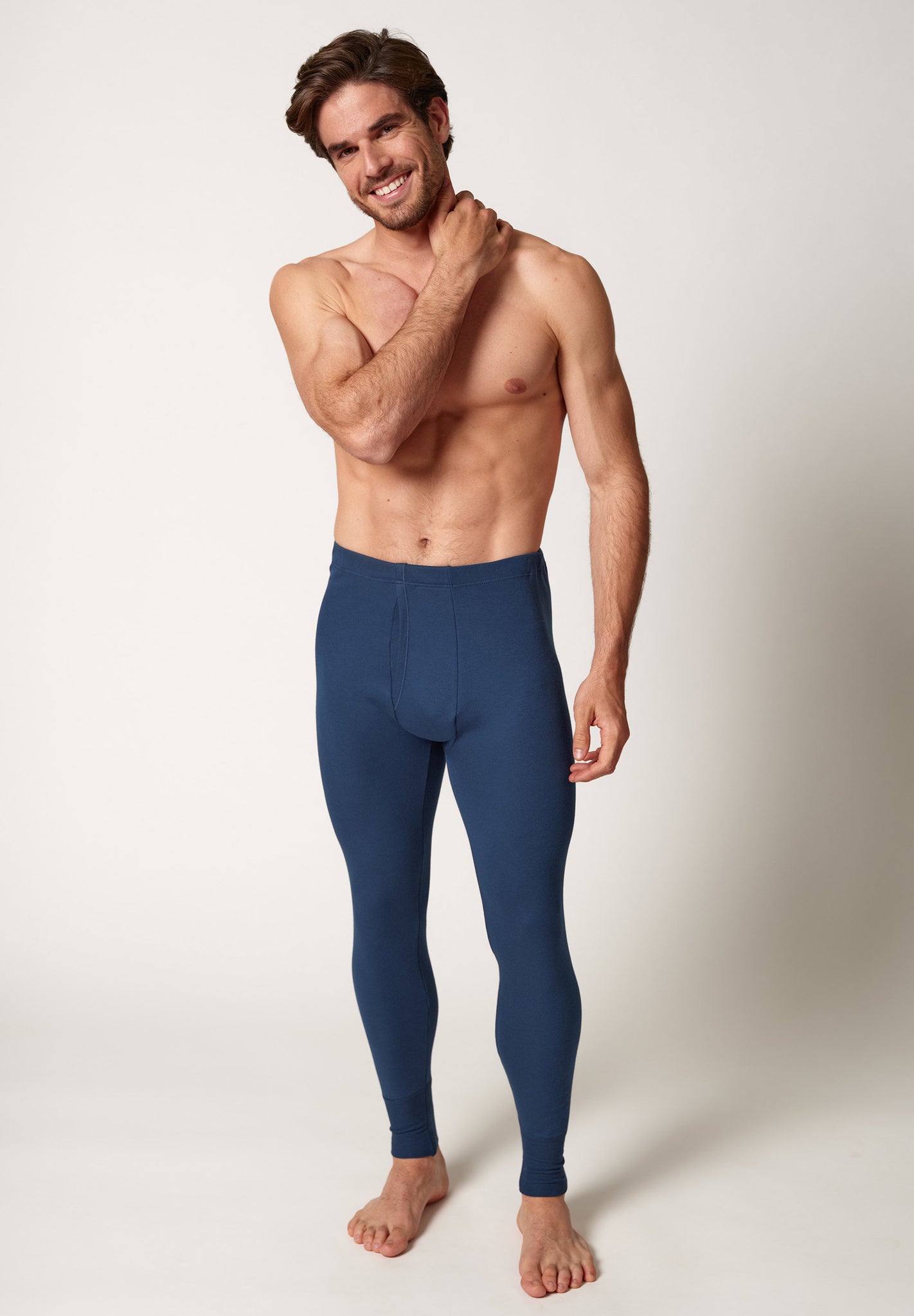 Vorderansicht von einem Herren-Model, das HU navy baumwolle Pants lang mit Eingriff trägt