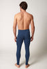 Rückansicht von einem Herren-Model, das HU navy baumwolle Pants lang mit Eingriff trägt