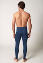 Rückansicht von einem Herren-Model, das HU navy baumwolle Pants lang mit Eingriff trägt