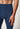Nahaufnahme von einem Herren-Model, das HU navy baumwolle Pants lang mit Eingriff trägt