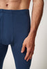 Nahaufnahme von einem Herren-Model, das HU navy baumwolle Pants lang mit Eingriff trägt