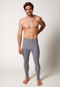 Vorderansicht von einem Herren-Model, das HU ash baumwolle Pants lang mit Eingriff trägt
