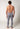 Rückansicht von einem Herren-Model, das HU ash baumwolle Pants lang mit Eingriff trägt