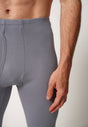 Nahaufnahme von einem Herren-Model, das HU ash baumwolle Pants lang mit Eingriff trägt
