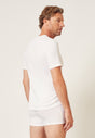 Rückansicht von einem Herren-Model, das HU white baumwolle American Shirt trägt