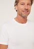 Nahaufnahme von einem Herren-Model, das HU white baumwolle American Shirt trägt