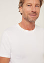 Nahaufnahme von einem Herren-Model, das HU white baumwolle American Shirt trägt
