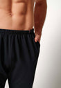 Nahaufnahme von einem Herren-Model, das HU black baumwolle Hose lang trägt