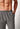 Nahaufnahme von einem Herren-Model, das HU grey melange baumwolle Hose lang trägt