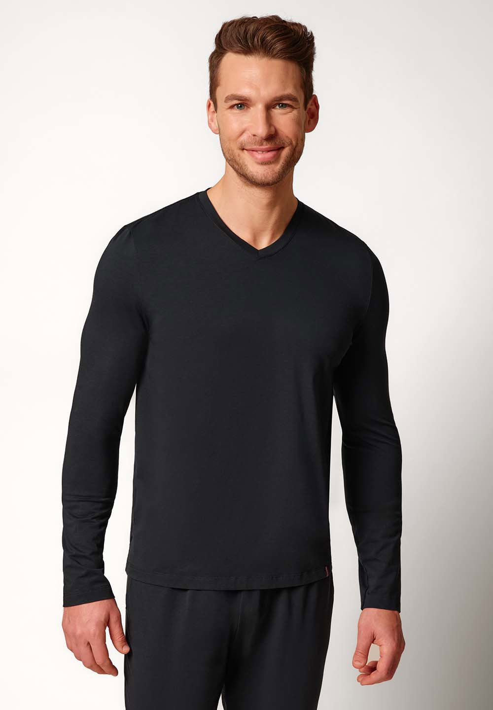 Vorderansicht von einem Herren-Model, das HU black baumwolle Shirt langarm trägt