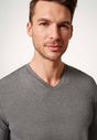 Nahaufnahme von einem Herren-Model, das HU grey melange baumwolle Shirt langarm trägt