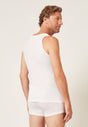 Rückansicht von einem Herren-Model, das HU white modal/viskose/tencel Tanktop trägt