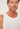 Nahaufnahme von einem Herren-Model, das HU white modal/viskose/tencel Tanktop trägt