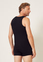 Rückansicht von einem Herren-Model, das HU black modal/viskose/tencel Tanktop trägt