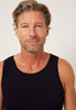 Nahaufnahme von einem Herren-Model, das HU black modal/viskose/tencel Tanktop trägt