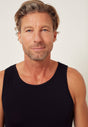 Nahaufnahme von einem Herren-Model, das HU black modal/viskose/tencel Tanktop trägt