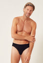 Vorderansicht von einem Herren-Model, das HU black modal/viskose/tencel Slip trägt