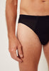 Nahaufnahme von einem Herren-Model, das HU black modal/viskose/tencel Slip trägt
