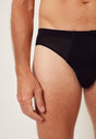 Nahaufnahme von einem Herren-Model, das HU black modal/viskose/tencel Slip trägt