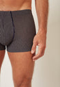 Nahaufnahme von einem Herren-Model, das HU black pinstripe modal/viskose/tencel Pants trägt
