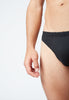 Nahaufnahme von einem Herren-Model, das HU black baumwolle Slip Doppelpack trägt